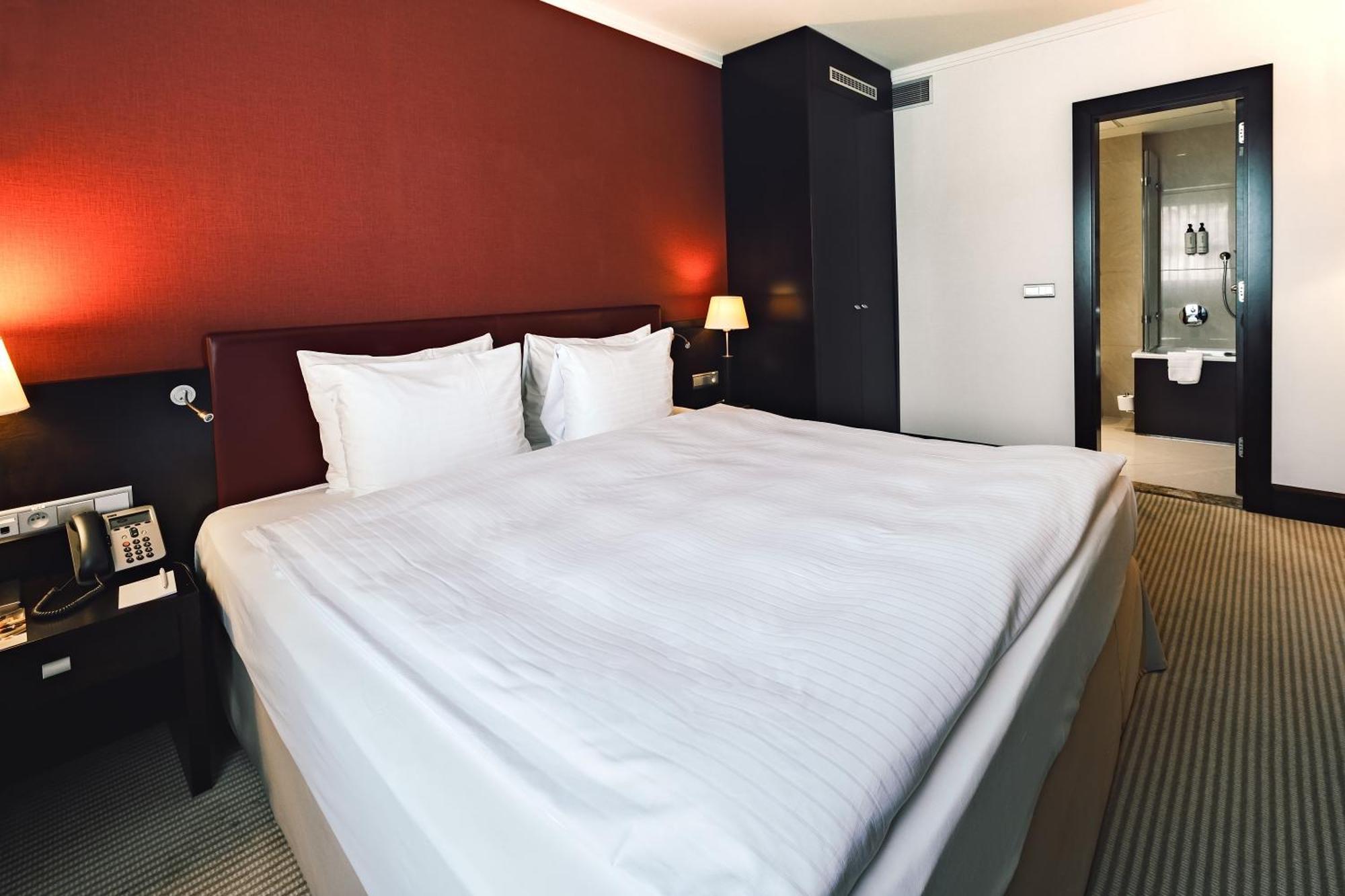 Hotel Crowne Plaza Bratislava By Ihg Esterno foto