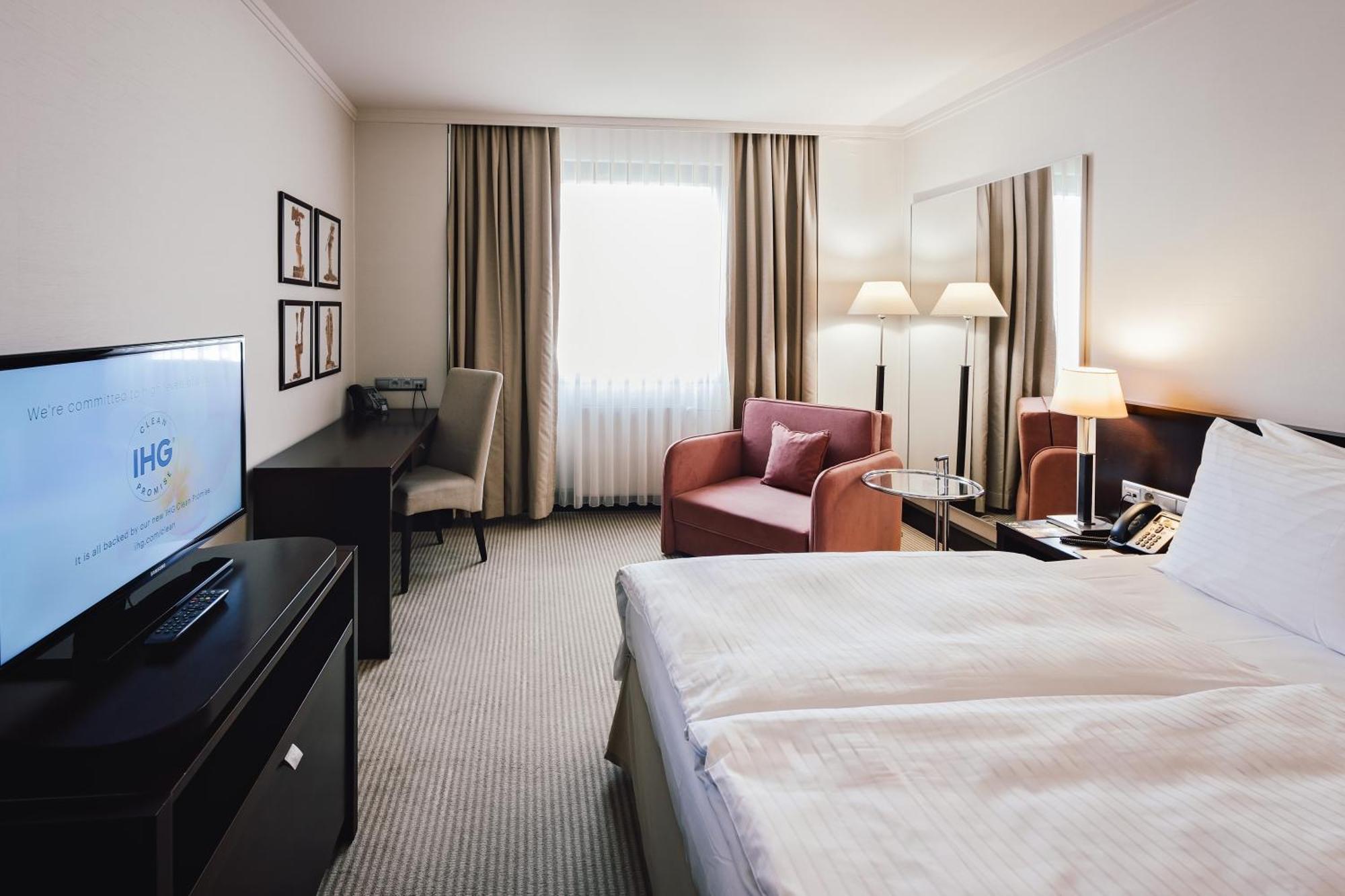 Hotel Crowne Plaza Bratislava By Ihg Esterno foto
