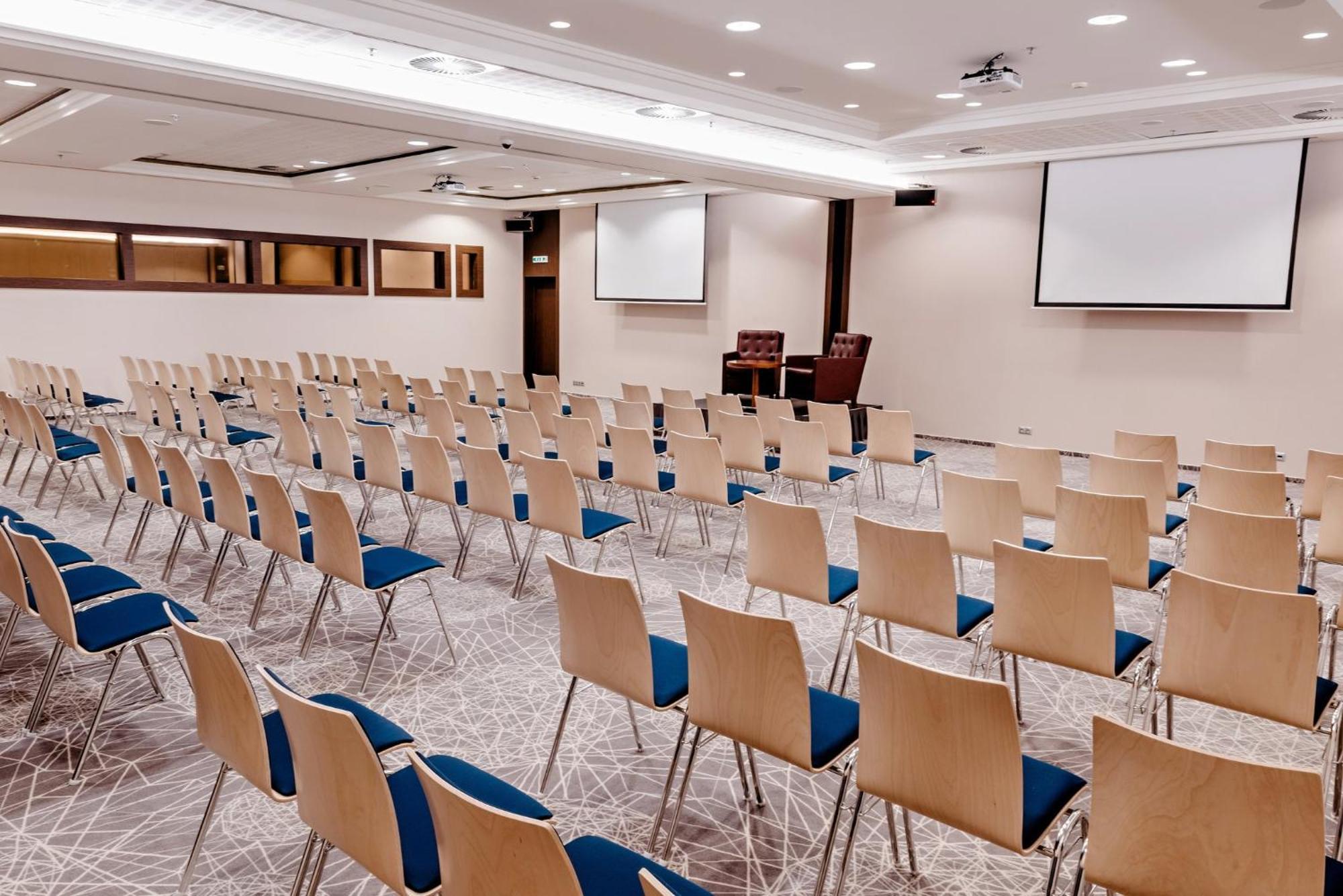 Hotel Crowne Plaza Bratislava By Ihg Esterno foto