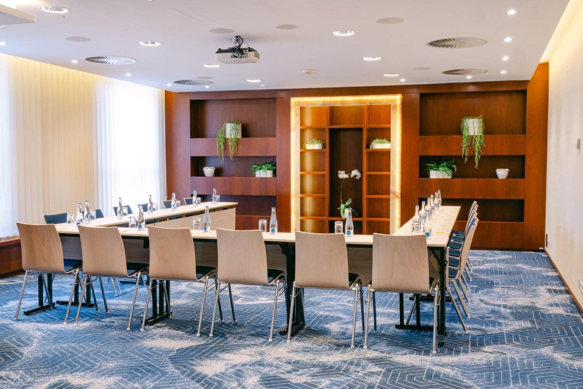 Hotel Crowne Plaza Bratislava By Ihg Esterno foto