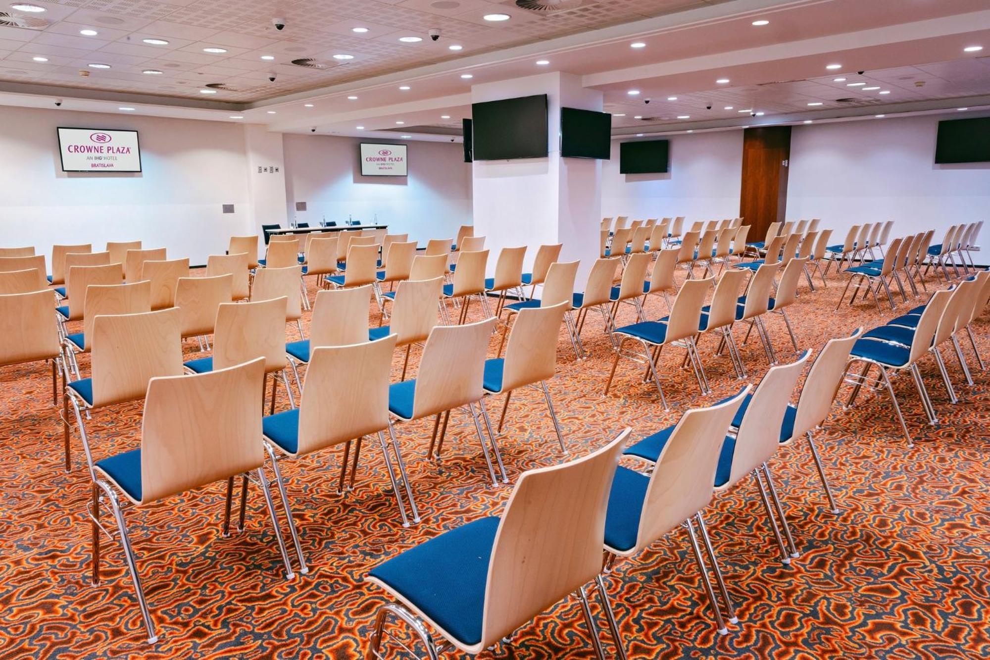 Hotel Crowne Plaza Bratislava By Ihg Esterno foto